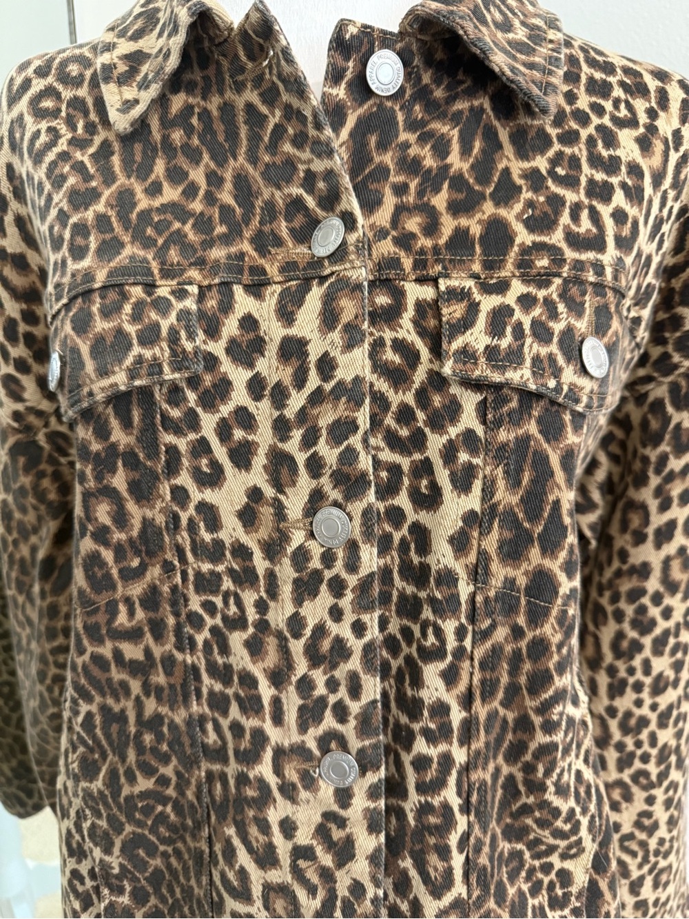 Vero Moda oversized denim jacket in washed leopard print Size Medium - Picture 8 of 12